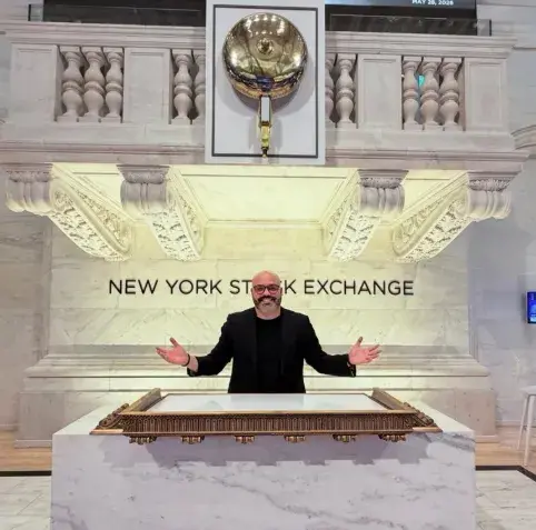 Frank Marrero en el piso de la Bolsa de Nueva York